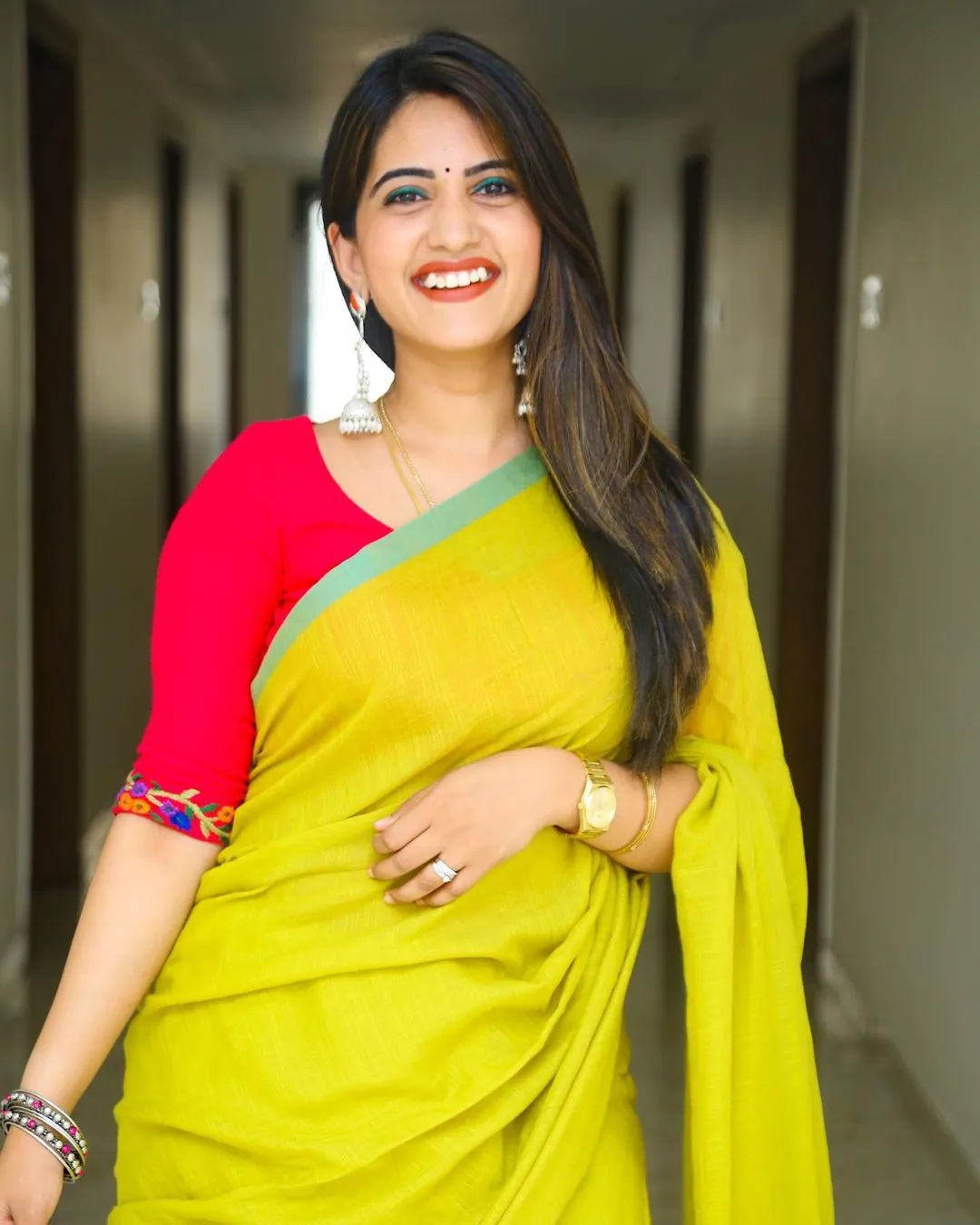 TELUGU TV ANCHOR SRAVANTHI CHOKARAPU STILLS IN LEMON YELLOW SAREE 2